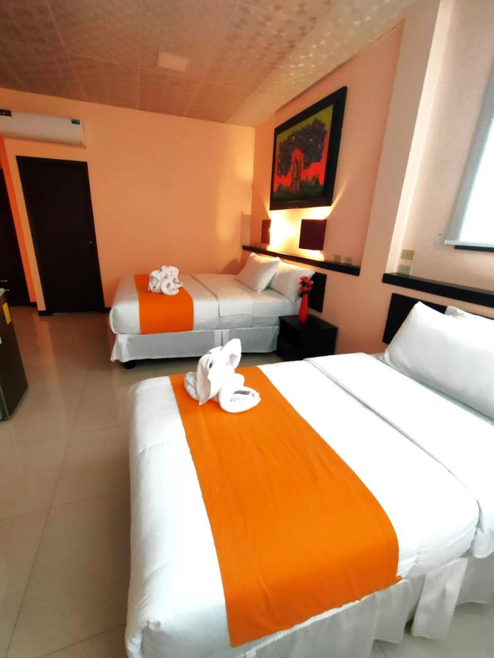 Hotel Los Algarrobos 푸에르토 바케리조 모레노 외부 사진