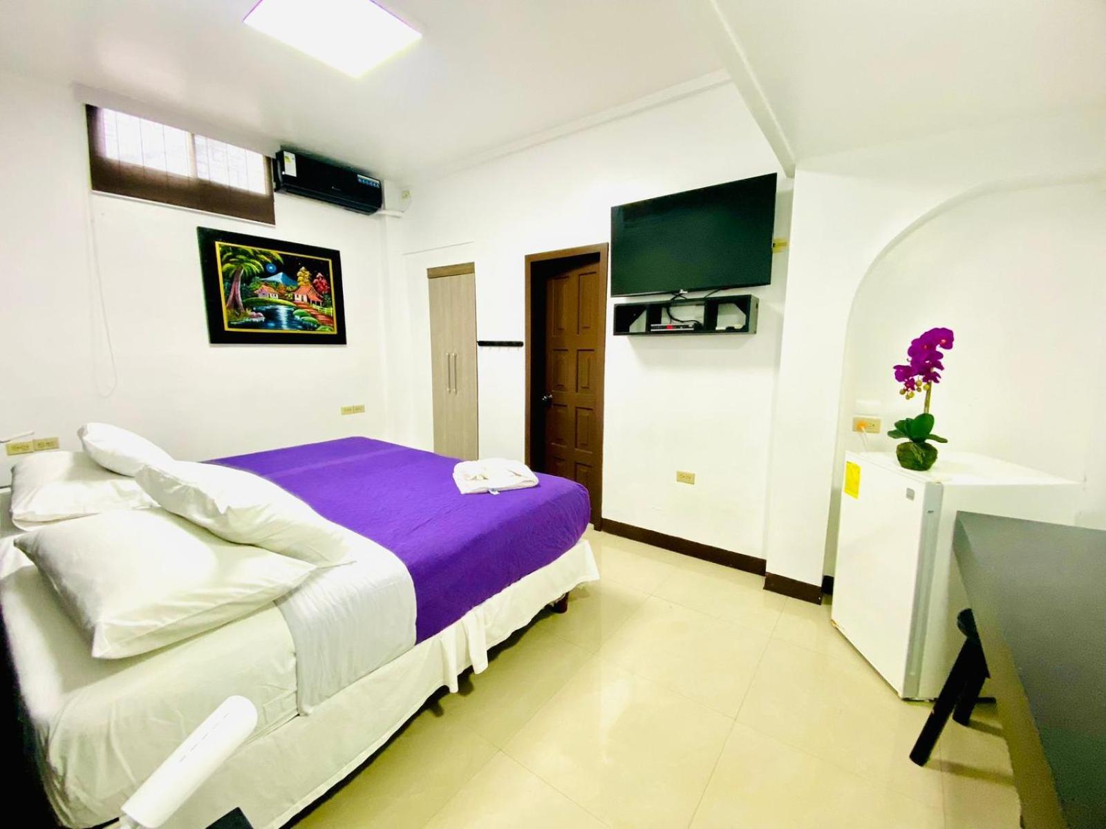 Hotel Los Algarrobos 푸에르토 바케리조 모레노 외부 사진