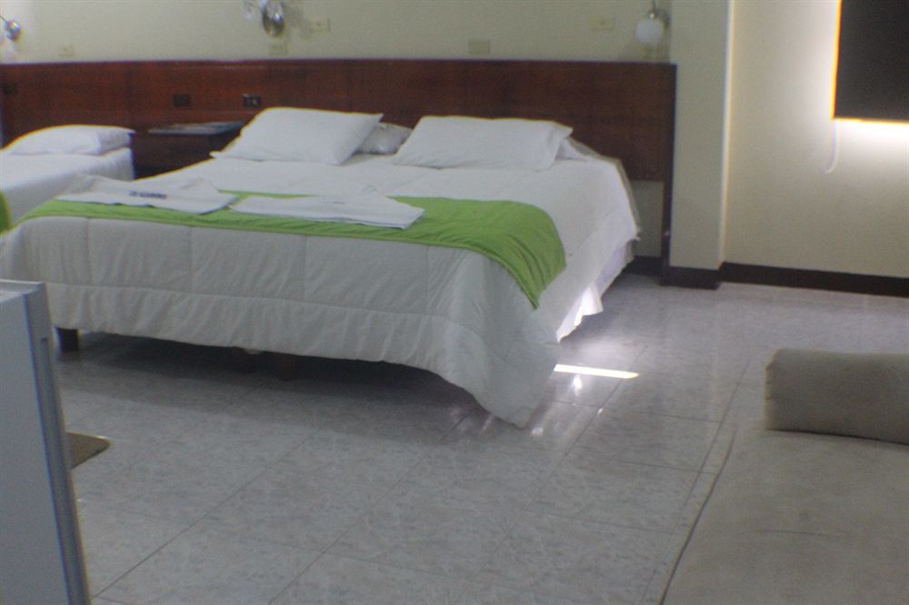 Hotel Los Algarrobos 푸에르토 바케리조 모레노 외부 사진