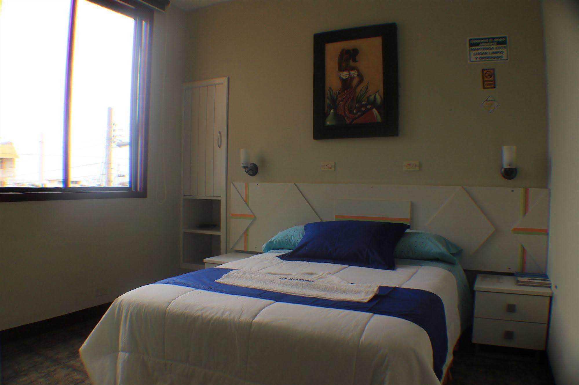 Hotel Los Algarrobos 푸에르토 바케리조 모레노 외부 사진