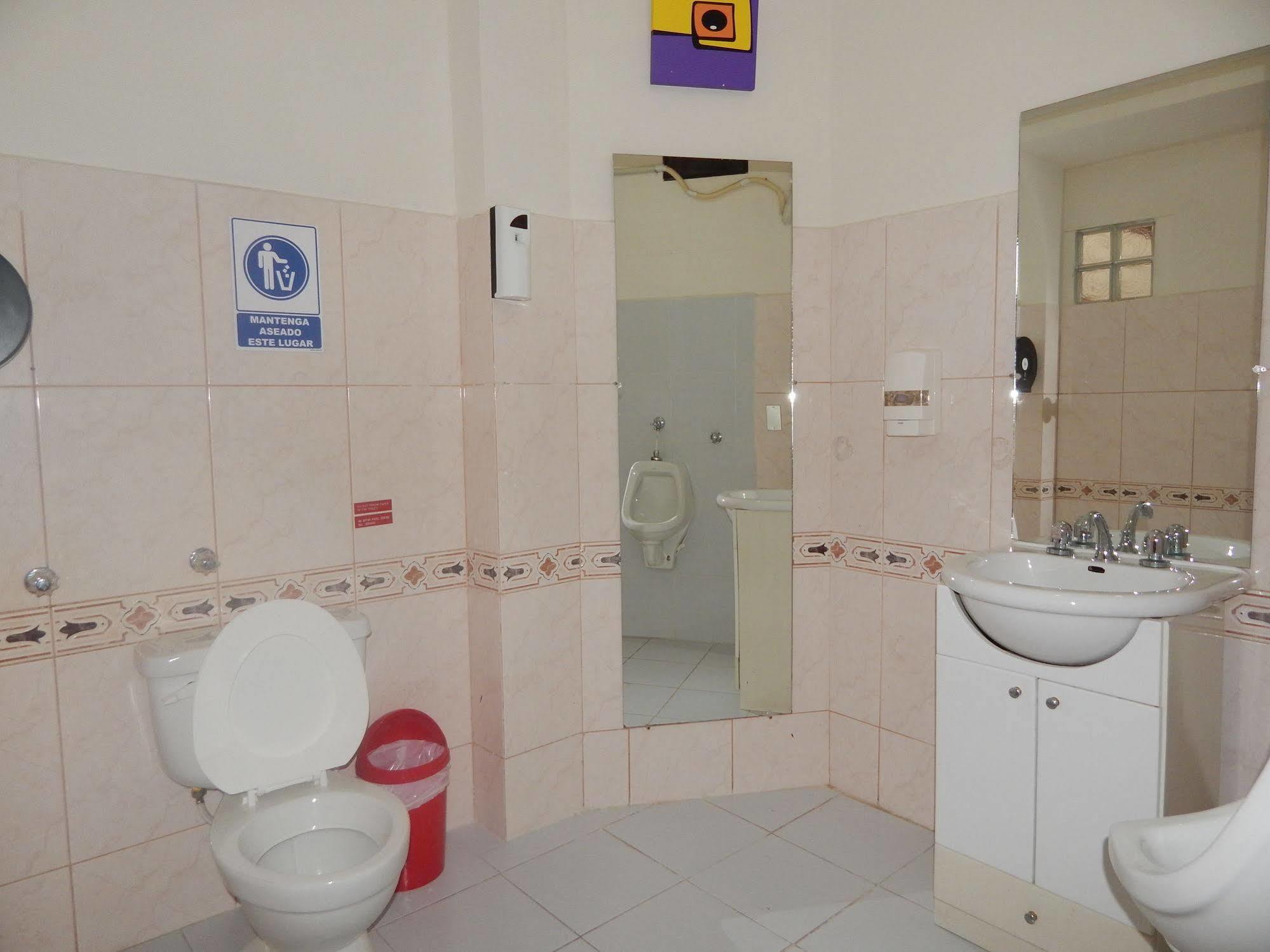 Hotel Los Algarrobos 푸에르토 바케리조 모레노 외부 사진