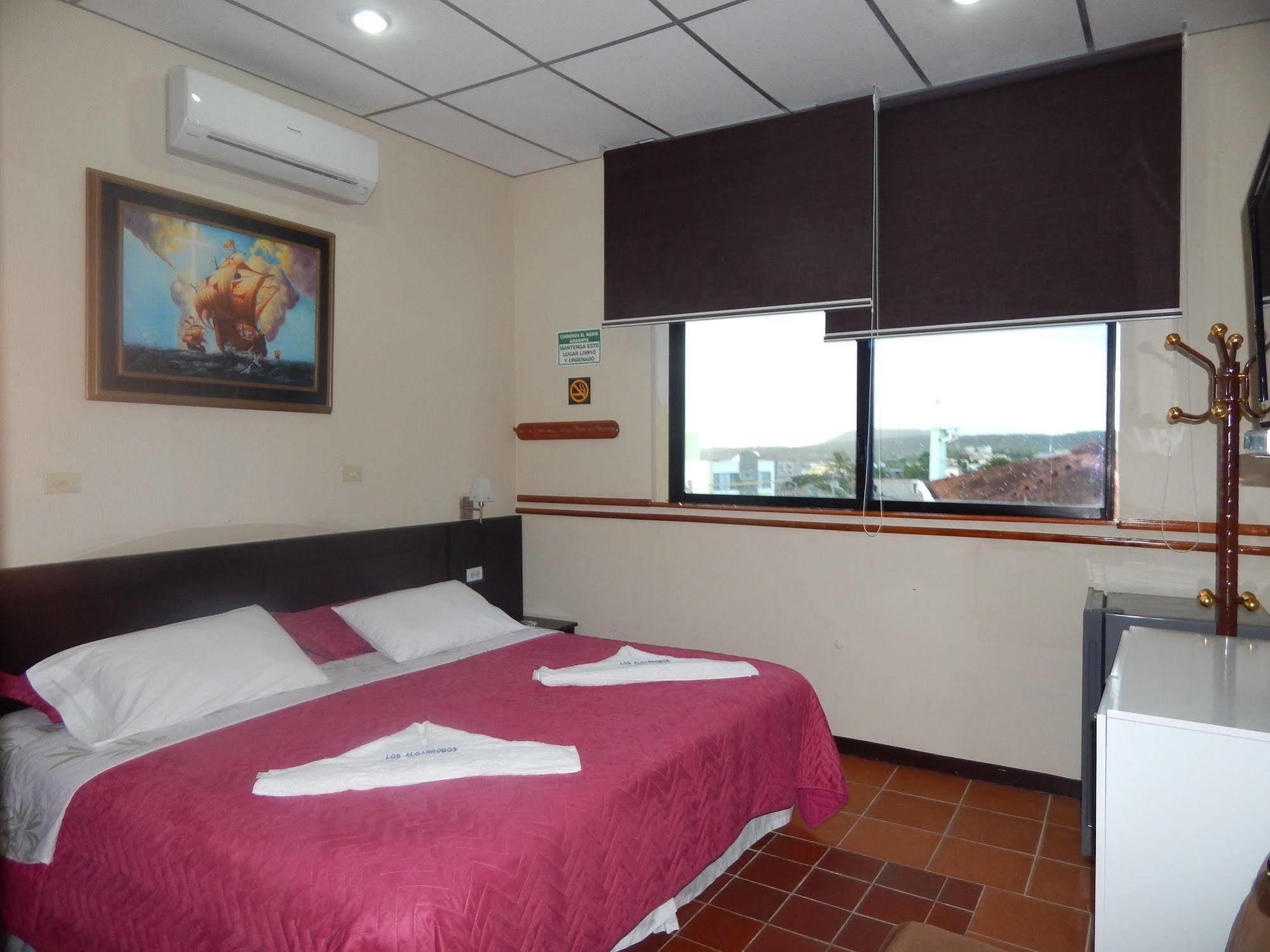 Hotel Los Algarrobos 푸에르토 바케리조 모레노 외부 사진