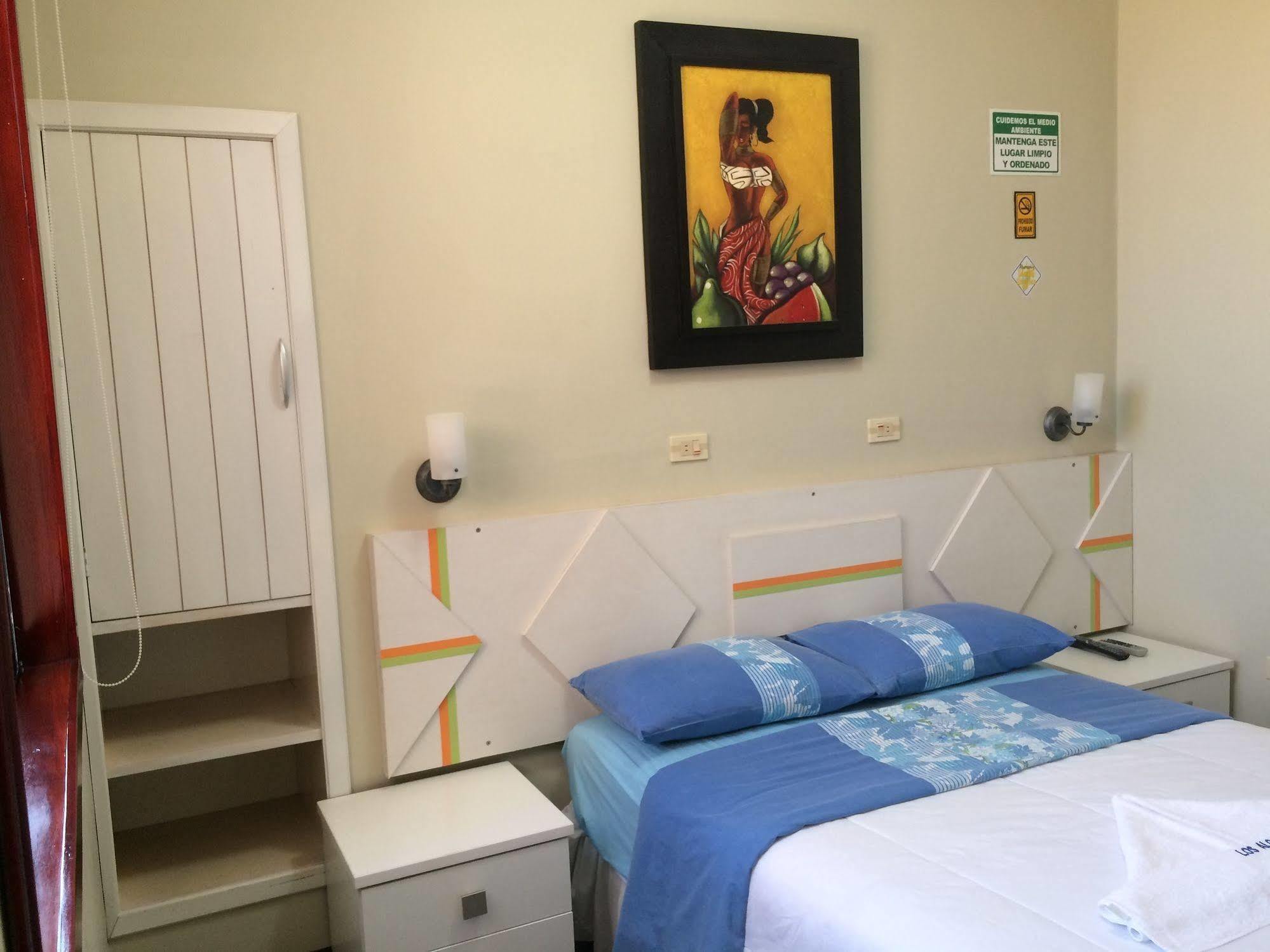 Hotel Los Algarrobos 푸에르토 바케리조 모레노 외부 사진