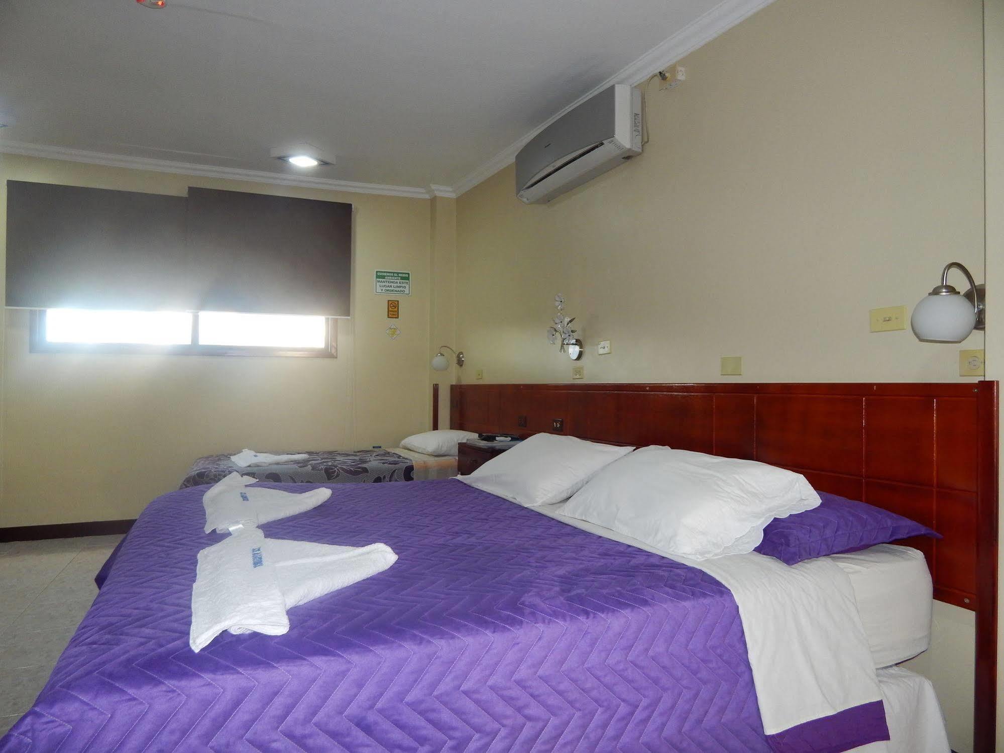 Hotel Los Algarrobos 푸에르토 바케리조 모레노 외부 사진