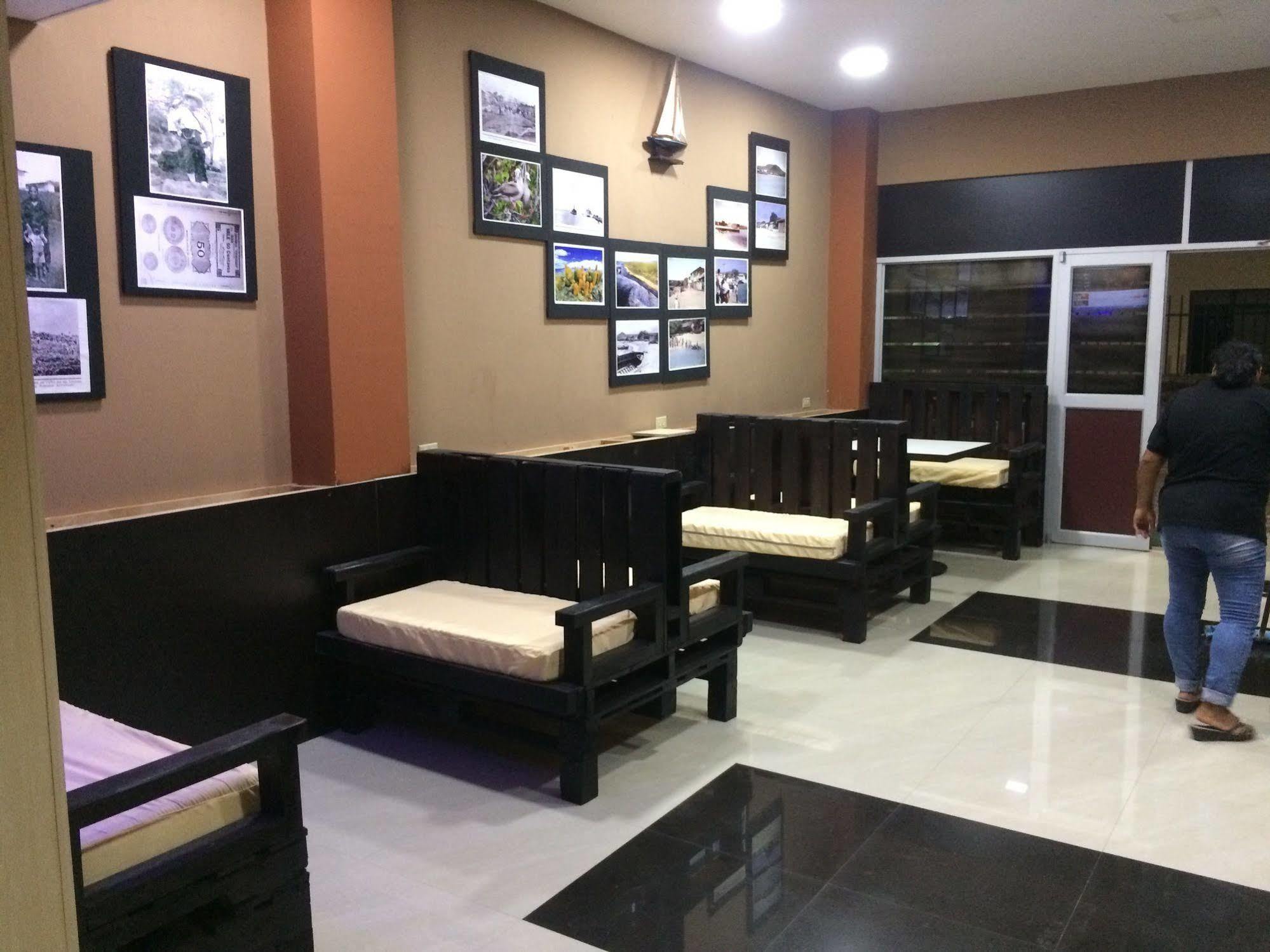 Hotel Los Algarrobos 푸에르토 바케리조 모레노 외부 사진