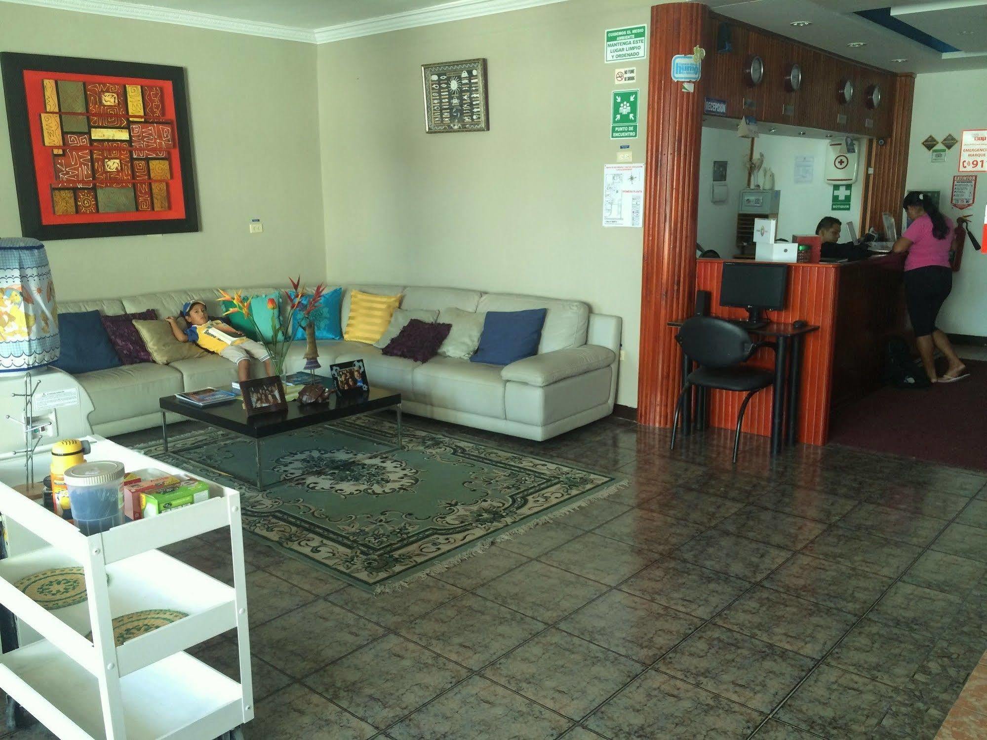 Hotel Los Algarrobos 푸에르토 바케리조 모레노 외부 사진